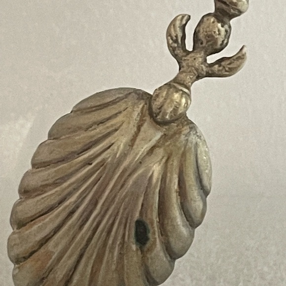 <**4/$20**BUNDLE**> Antique silver shell spoon - Picture 4 of 6